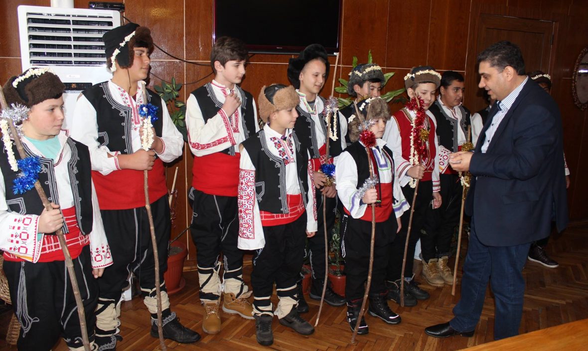 Коледари гостуваха в Община Каолиново