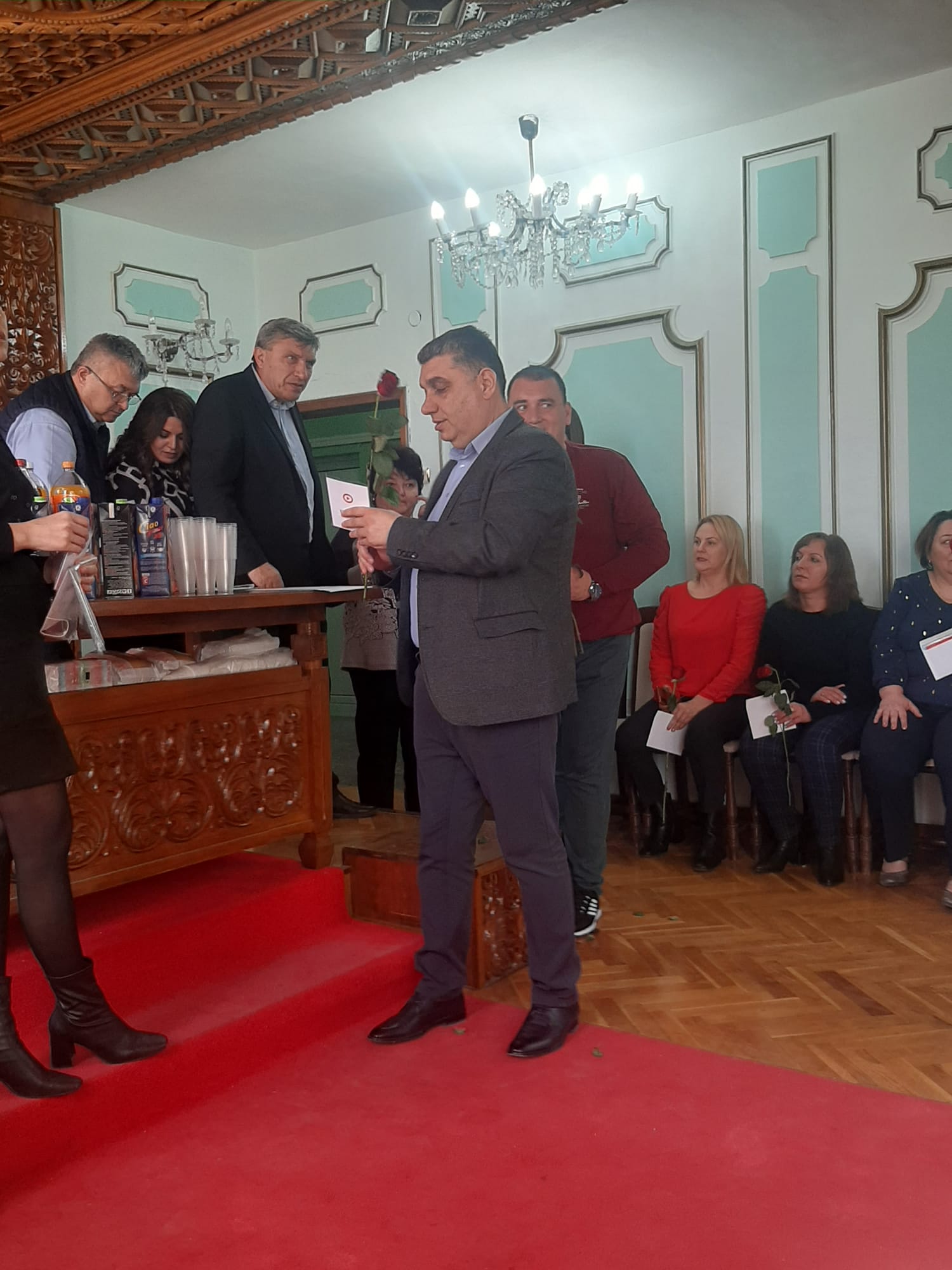 Днес, 08.03.2023 г. кметът на общината Нида Ахмедов поздрави всички дами по случай 8-ми март – Международен ден на жената!
